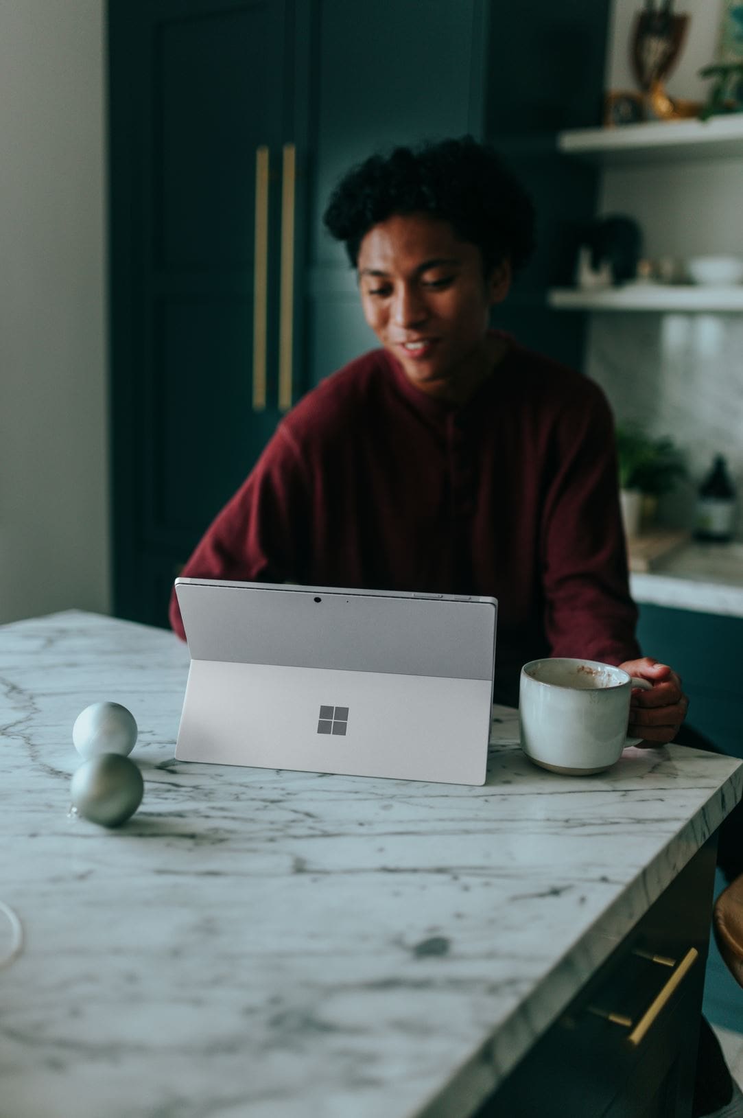 Microsoft surface, online consult met koffie